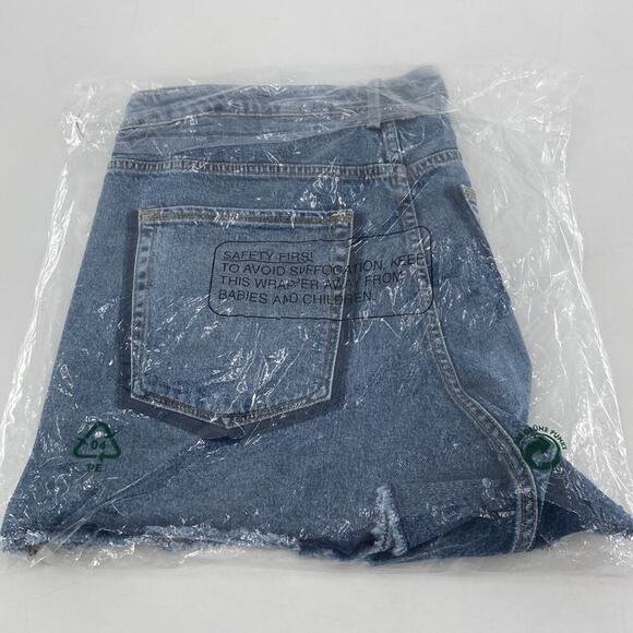 Good American Bombshell Shorts 18 - Picture 12 of 16